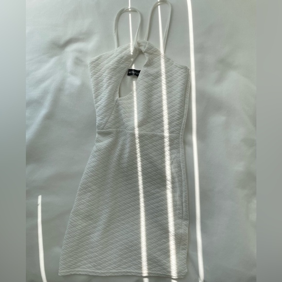 Pretty Little Thing White Textured Knot Cut Out Bodycon Dress - size 6 - Picture 2 of 6
